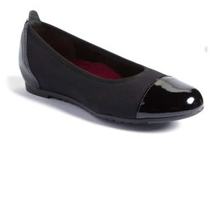 Munro Black Slip on Shoes Flats Henlee Cap Toe shoes021